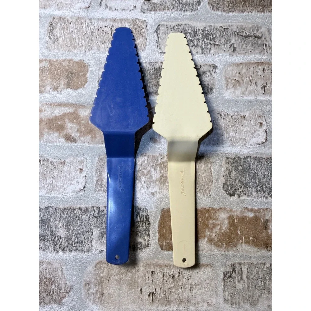 Tupperware Vintage Pie Cake Server Set of 2 Blue Cream Plastic Serrated Edge